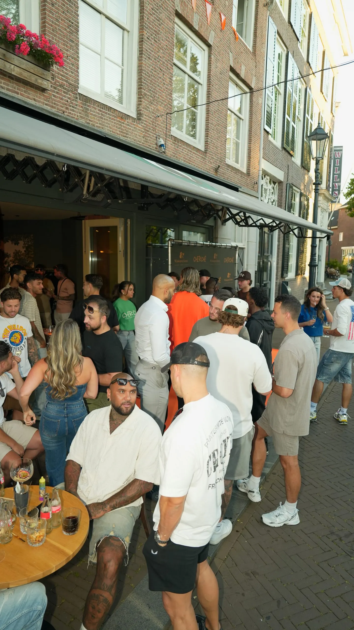 Cherché / De straat loopt vol